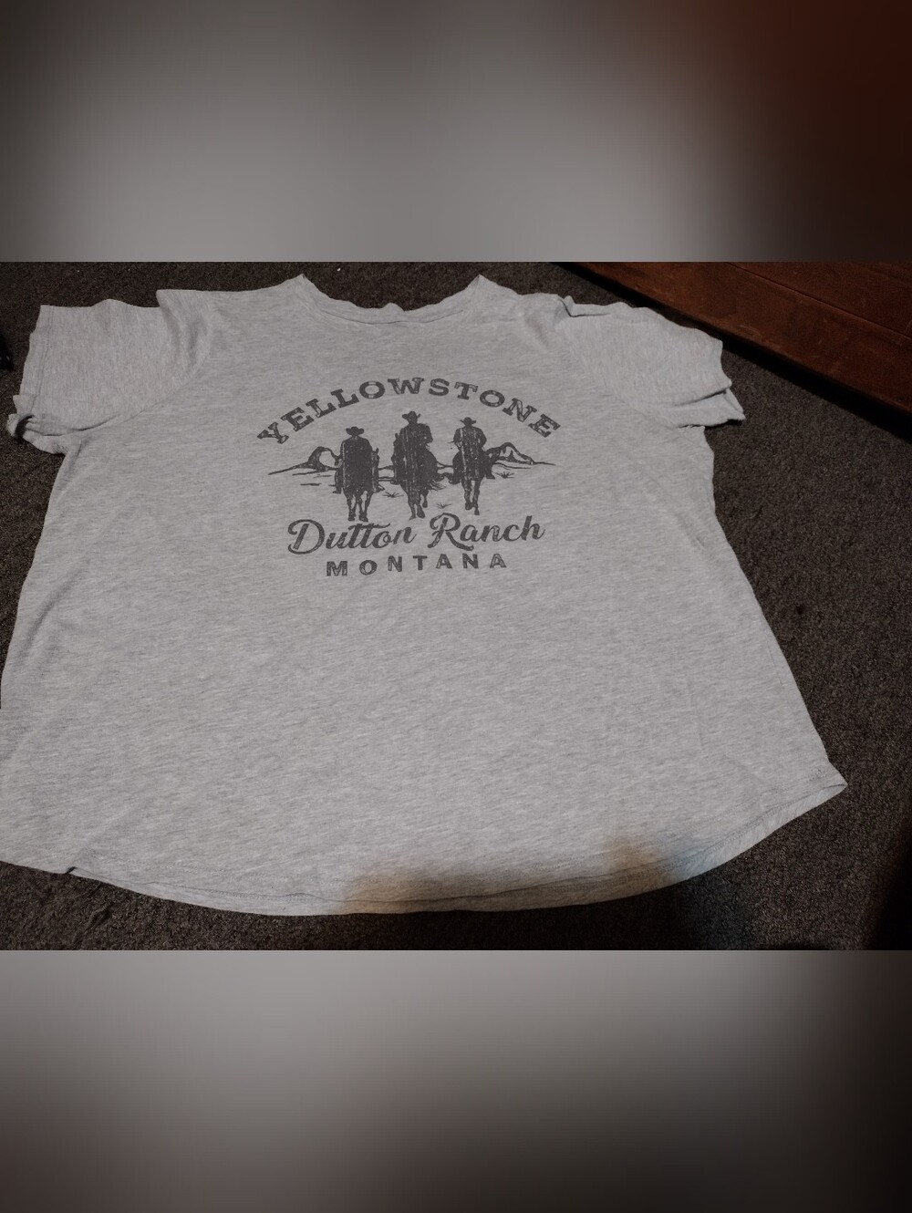 Yellowstone Montana Women's Gray Graphic Tee. Size 2X